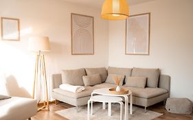 C4S Come4Stay Altoetting - 3-Zi Whg I Zentrale Lage I Parkplatz I Balkon I Wifi I Smarttv I 1 Kingsize, 1 Queensize Bett I Office Arbeitsplatz I Wohnbereich Mit Couch Und Essbereich I Voll Ausgestattete Kueche I Nespresso