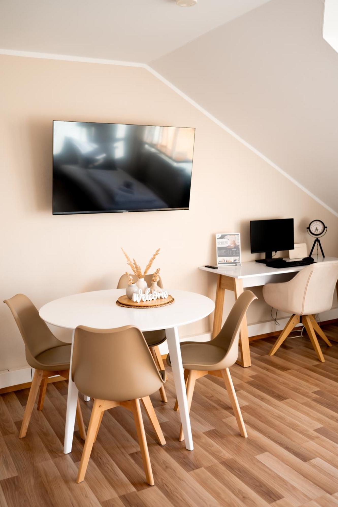 C4S Come4Stay Altoetting - 3-Zi Whg I Zentrale Lage I Parkplatz I Balkon I Wifi I Smarttv I 1 Kingsize, 1 Queensize Bett I Office Arbeitsplatz I Wohnbereich Mit Couch Und Essbereich I Voll Ausgestattete Kueche I Nespresso Exterior foto